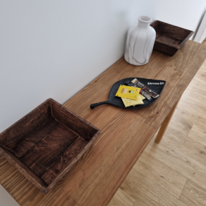 Image d'une console en bois DIY faite avec des chutes de bois.