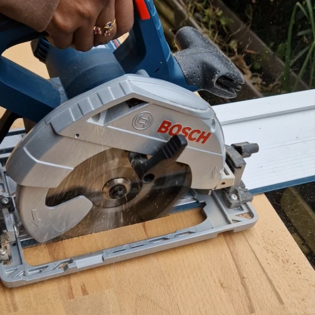 coaching bricolage à domicile pour savoir maitriser une scie circulaire. Apprendre à bricoler pour débutant