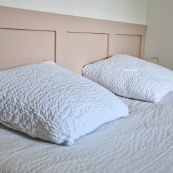 Image d'une tête de lit DIY réalisée en sous bassement.